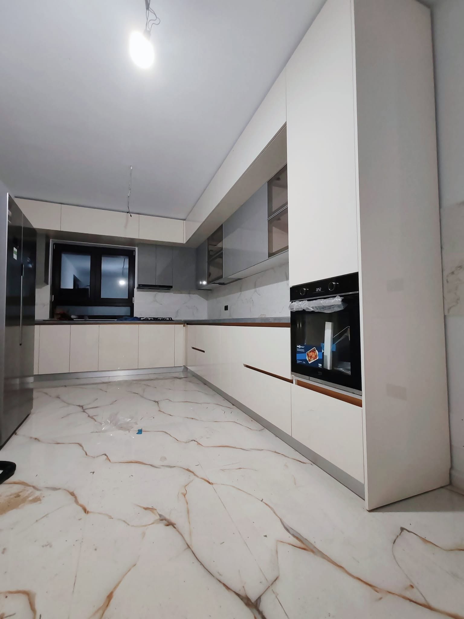 Bucătărie modernă gri și alb realizată la comandă de Mobi Design