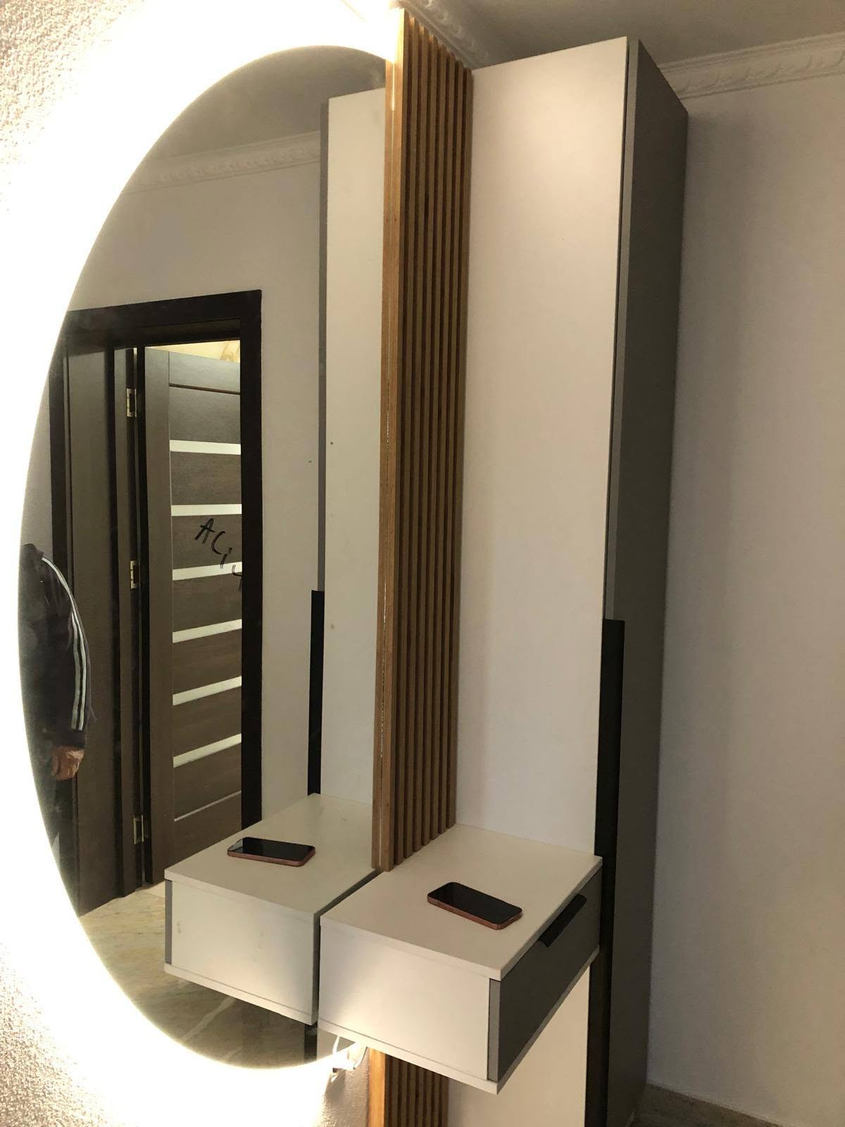 Mobilier de hol alb cu oglindă rotundă și riflaj