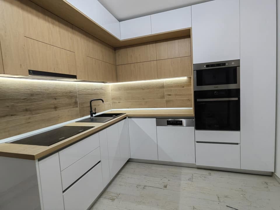 Bucătărie albă și lemn cu electrocasnice incorporate, realizată de Mobi Design