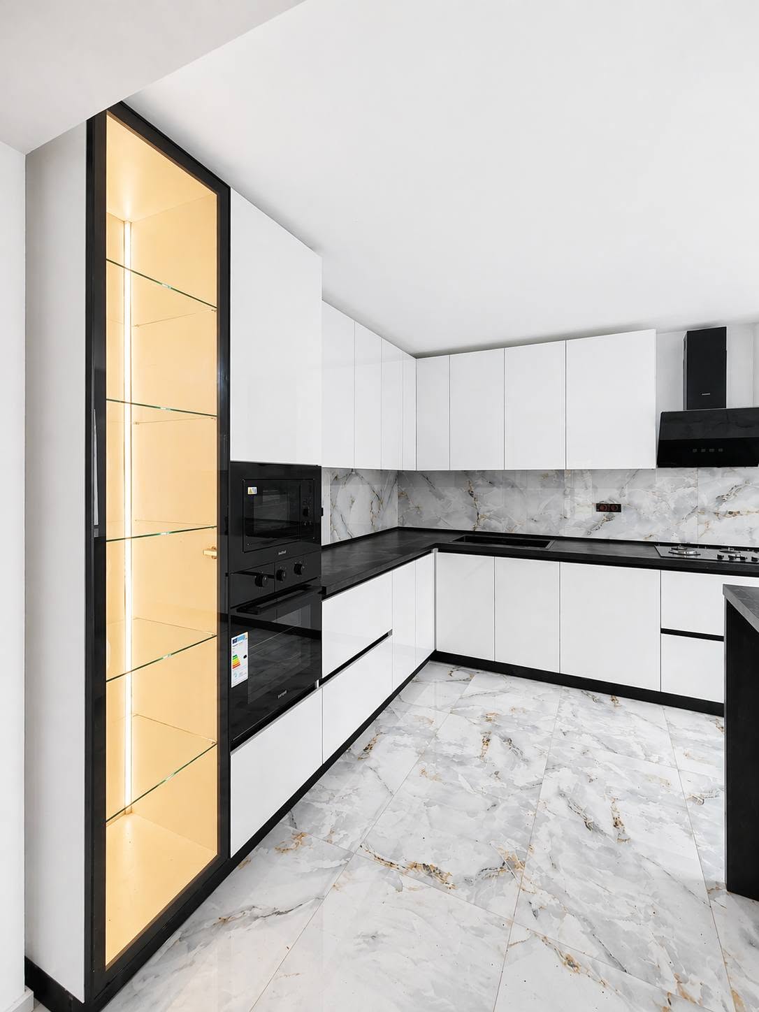 Vitrina verticală și corpurile albe văzute din zona de lucru. Lucrare Mobi Design în Râmnicu Vâlcea.