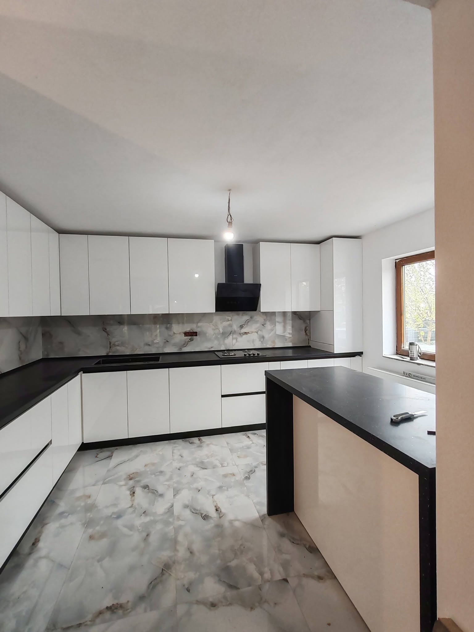 Configurația pe colț și peninsula cu blat negru. Lucrare Mobi Design în Râmnicu Vâlcea.