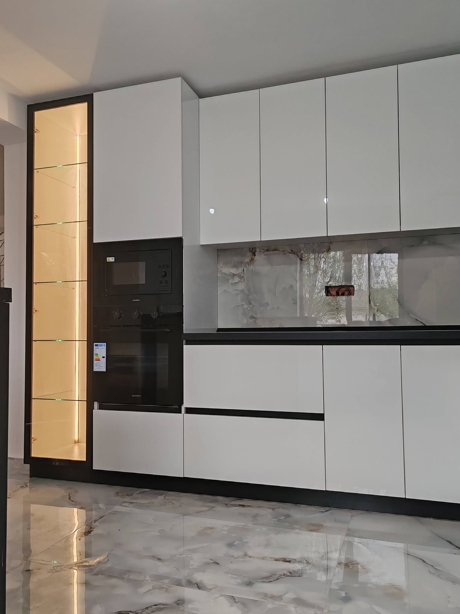 Coloana de electrocasnice și vitrina iluminată. Lucrare Mobi Design în Râmnicu Vâlcea.