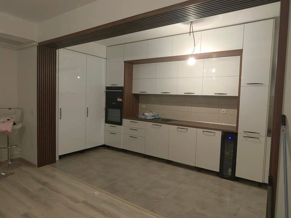 Bucătărie albă cu riflaj și decor de lemn realizată la comandă în București de Mobi Design