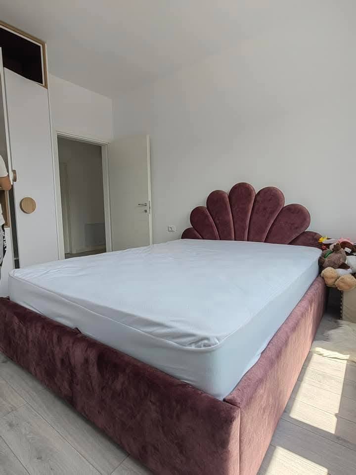 Dormitor cu pat tapițat și mobilier realizat la comandă