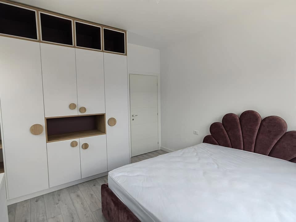 Ansamblu de dormitor cu dressing alb și pat tapițat, realizat la comandă de Mobi Design