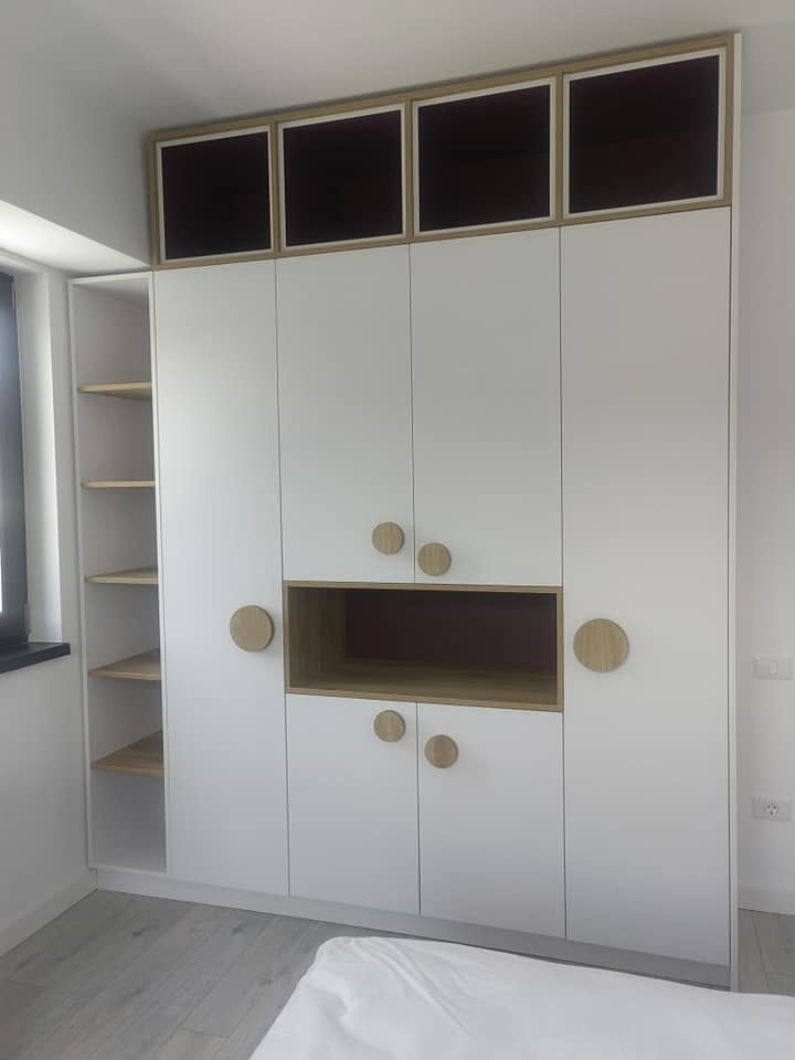Dressing alb pentru dormitor cu nișă decorativă, rafturi laterale și mânere rotunde din lemn