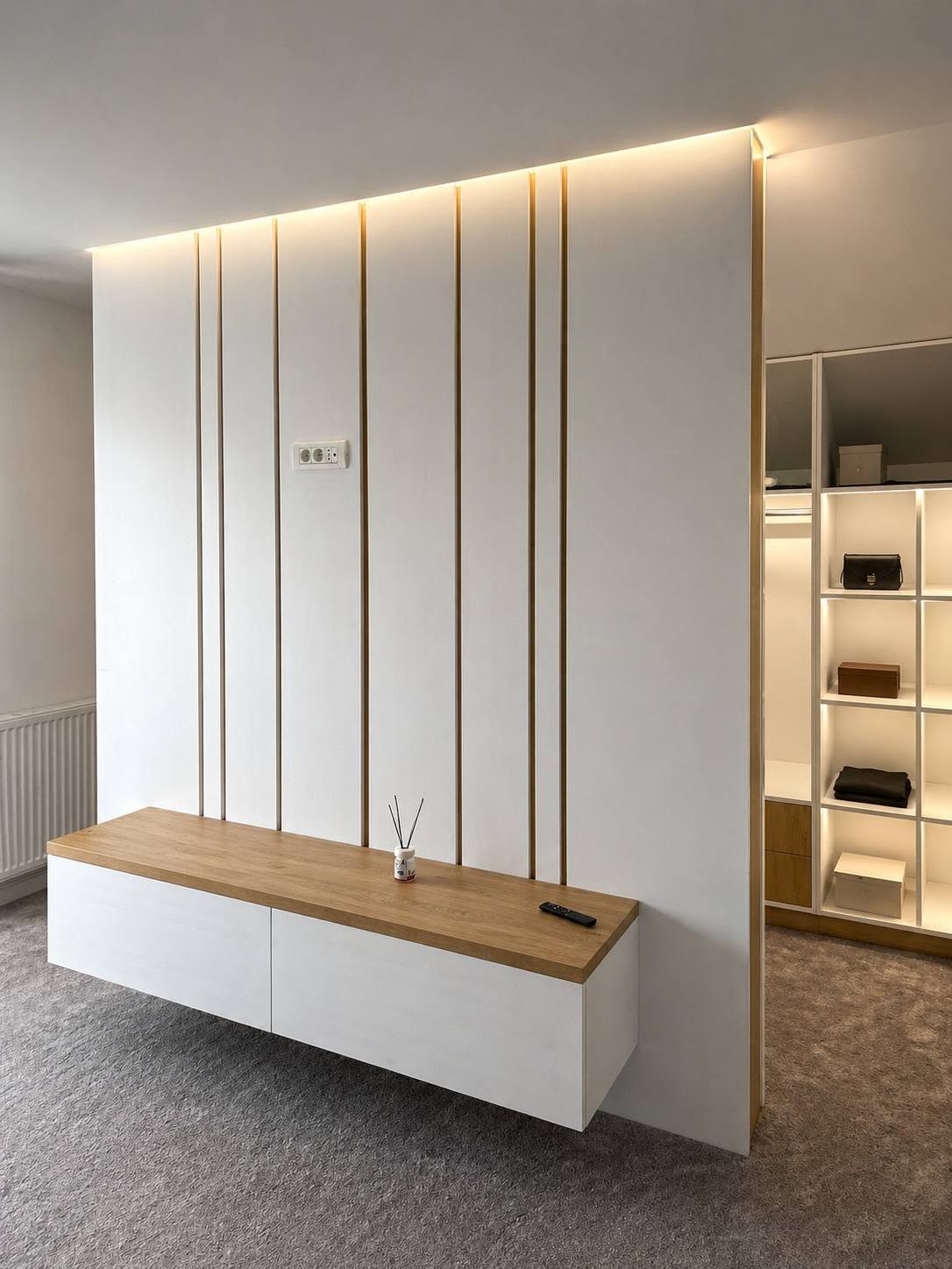 Ansamblu de dressing alb cu banchetă din lemn