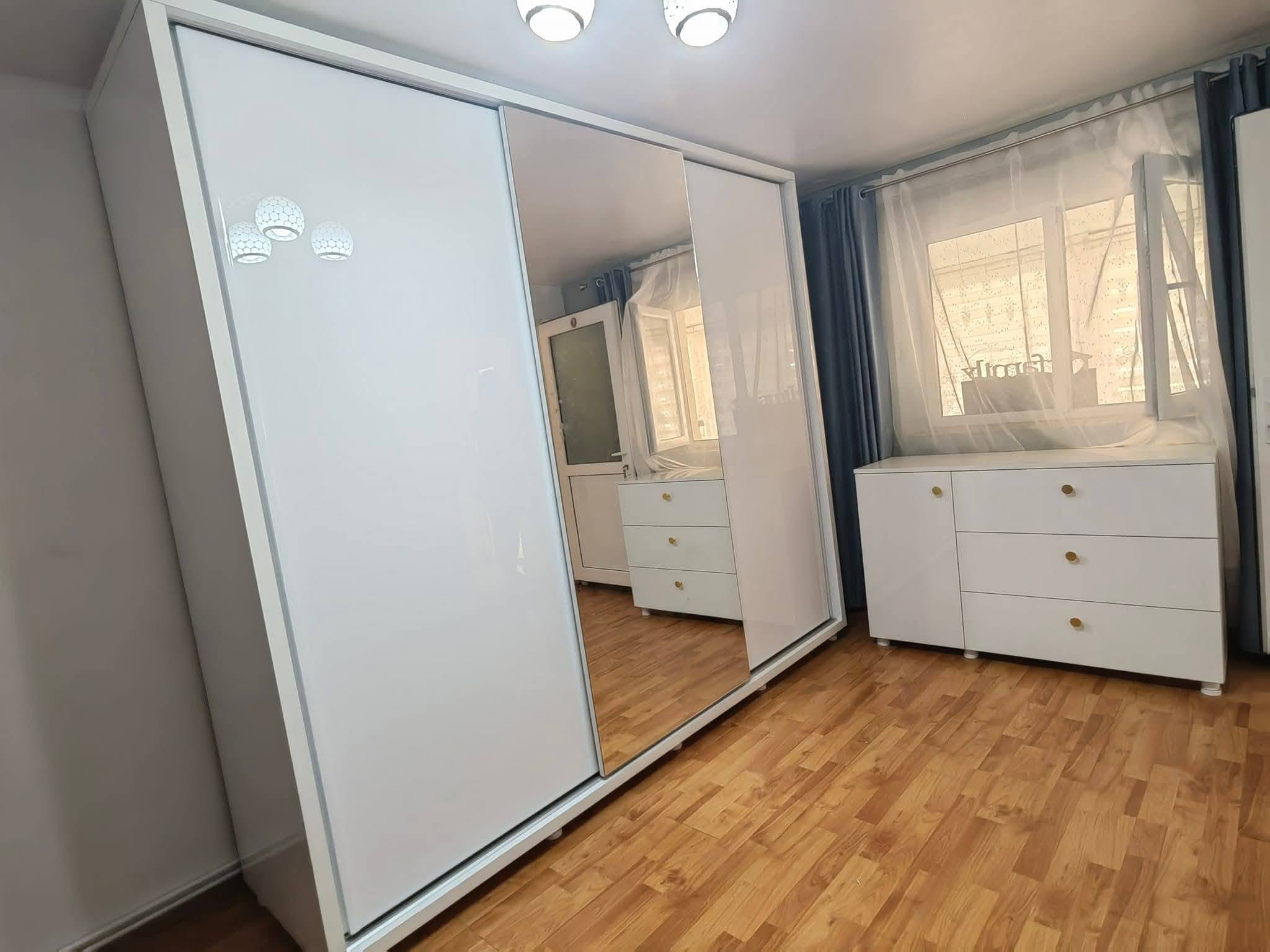 Dressing alb cu uși glisante realizat la comandă