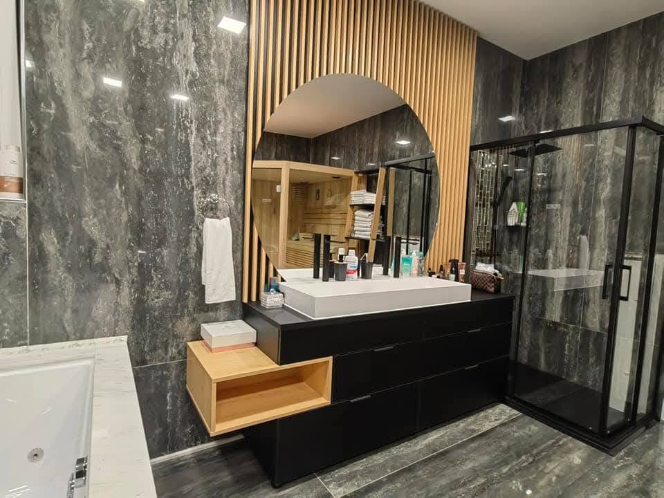 Mobilier negru și lemn pentru baie cu oglindă rotundă