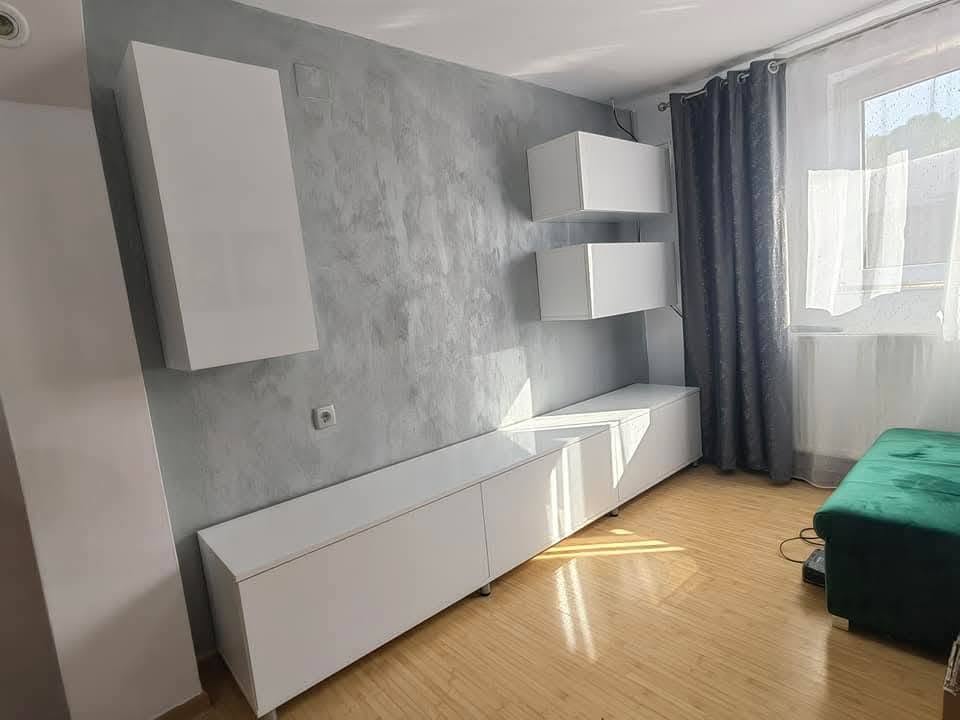 Living alb modern realizat de Mobi Design