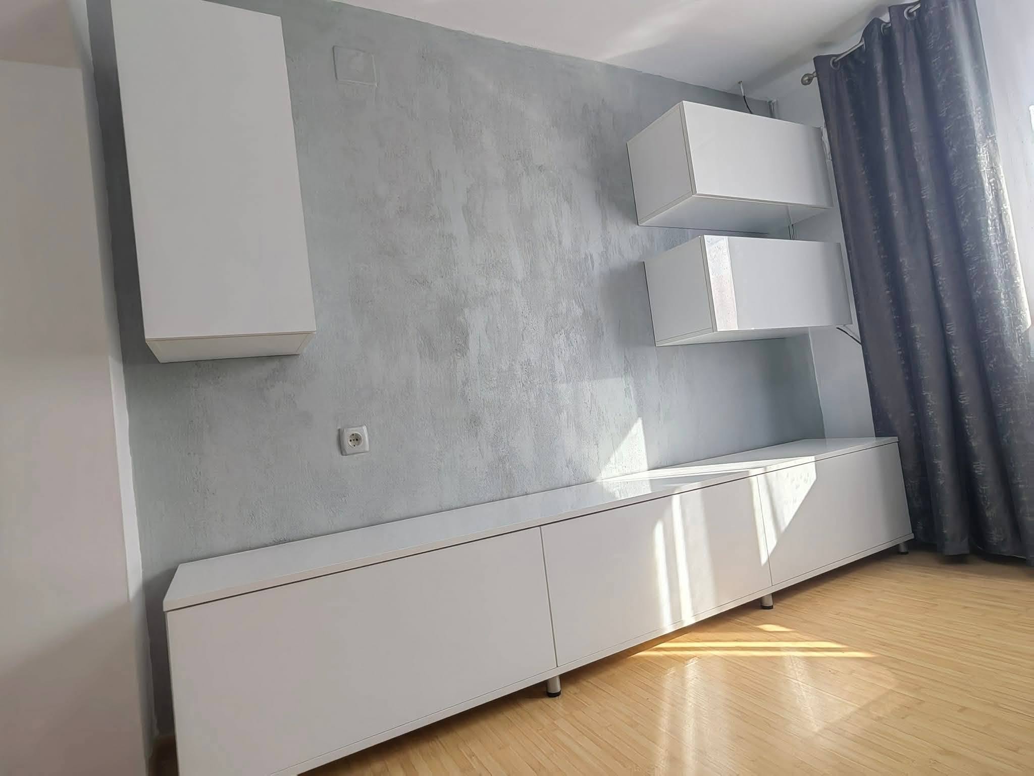 Mobilier alb suspendat pentru living și televizor