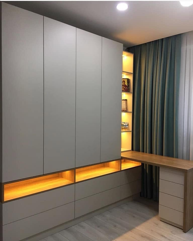 Dressing cu birou integrat, lucrare realizată în București