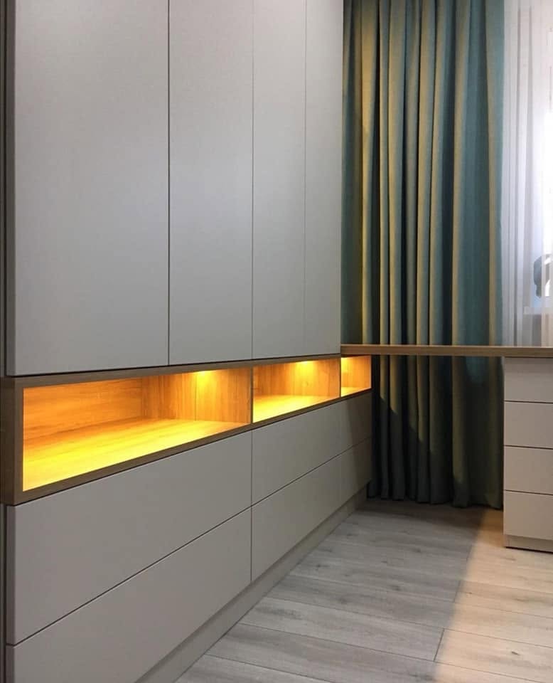 Compartimentarea inferioară și sertarele mobilierului. Lucrare Mobi Design în București.