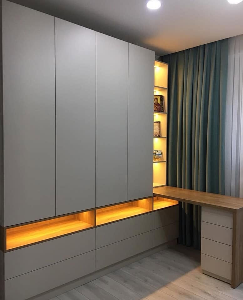 Ansamblul văzut dinspre zona de acces în cameră. Lucrare Mobi Design în București.