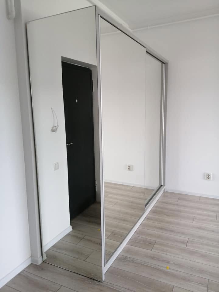 Dressing cu uși din oglindă, lucrare realizată în București