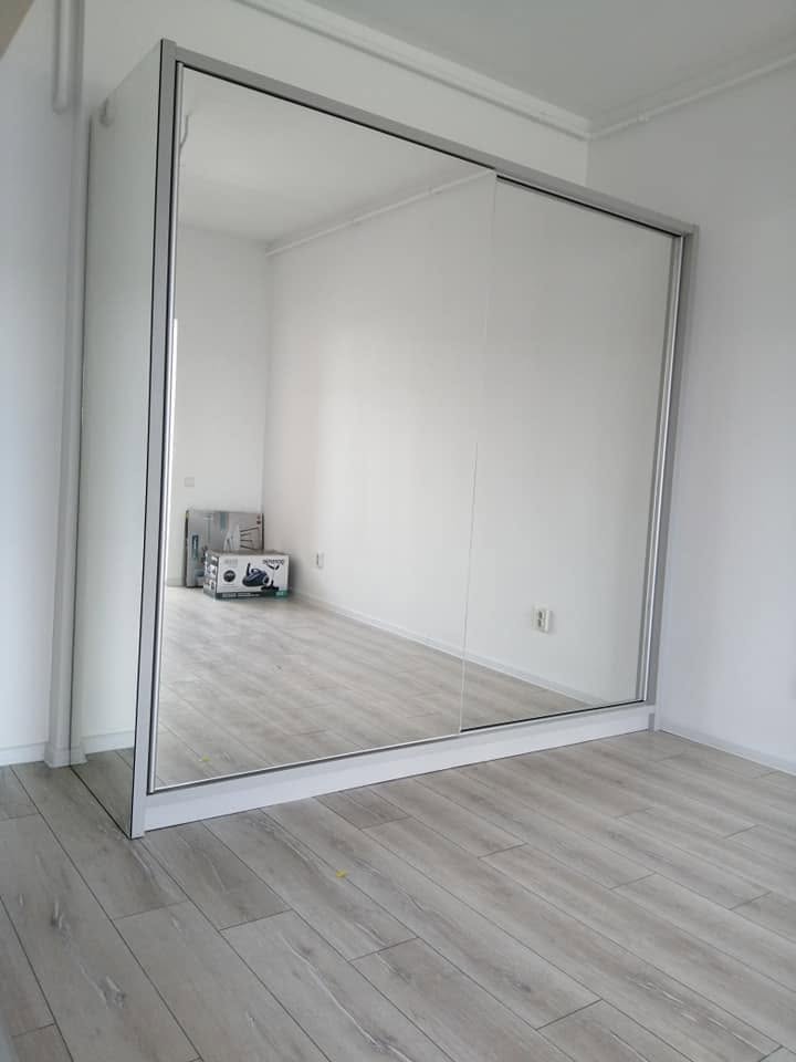 Oglinzile pe înălțime reflectă întreaga încăpere. Lucrare Mobi Design în București.