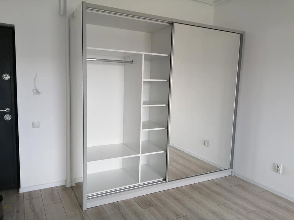 Compartimentarea interioară cu polițe și bară pentru haine. Lucrare Mobi Design în București.