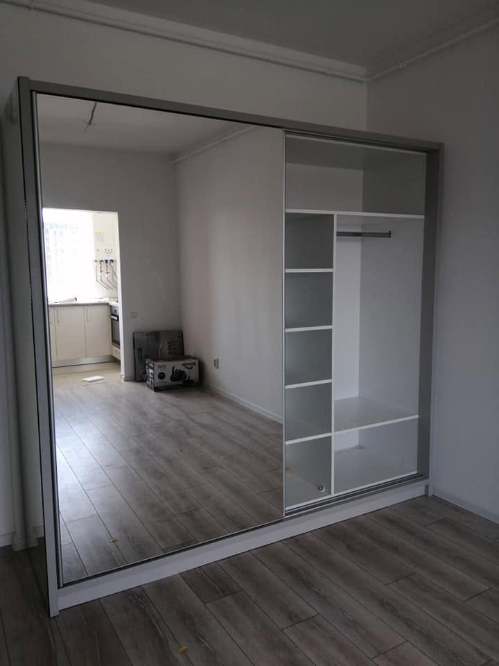 Vedere laterală a sistemului glisant și a ramei din aluminiu. Lucrare Mobi Design în București.