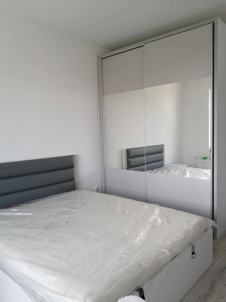 Dressingul montat pe peretele disponibil al camerei. Lucrare Mobi Design în București.