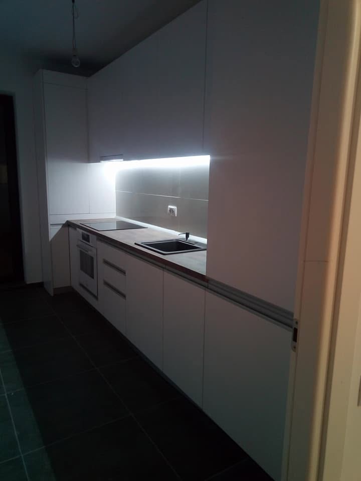 Bucătărie albă liniară, lucrare realizată în București
