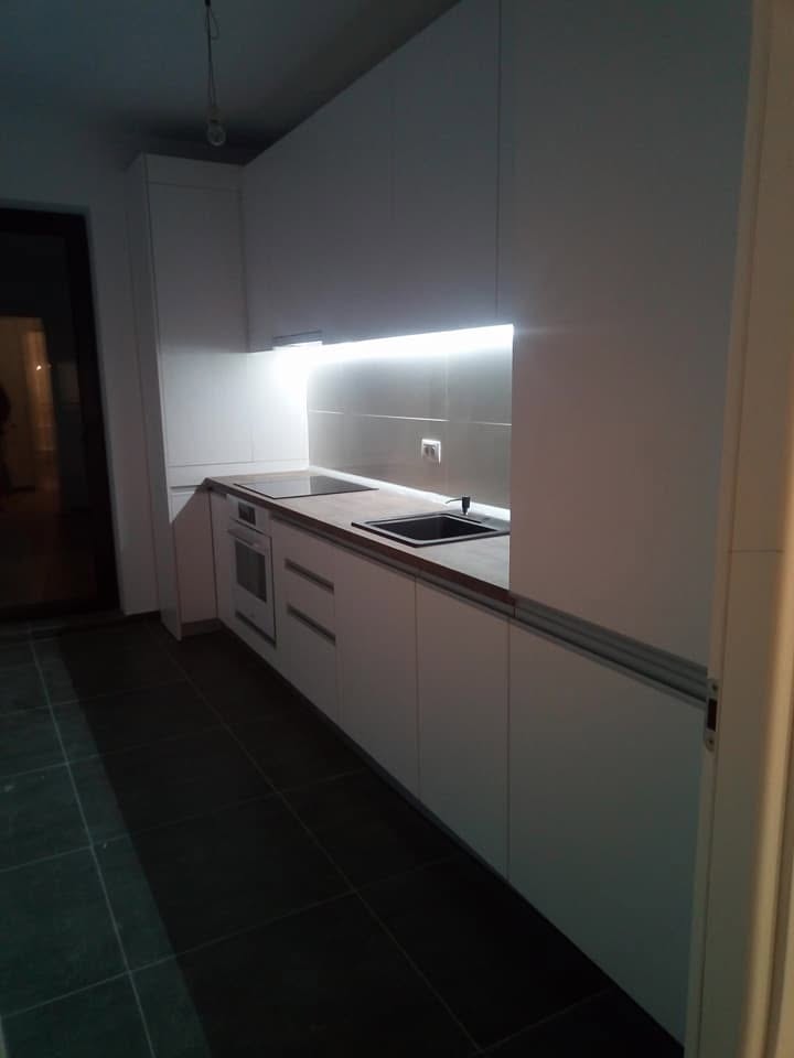 Mobilierul văzut dinspre intrarea în bucătărie. Lucrare Mobi Design în București.