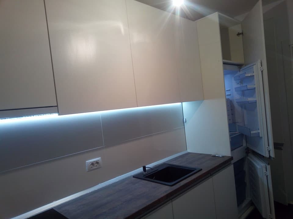 Corpuri suspendate și iluminarea LED a blatului. Lucrare Mobi Design în București.