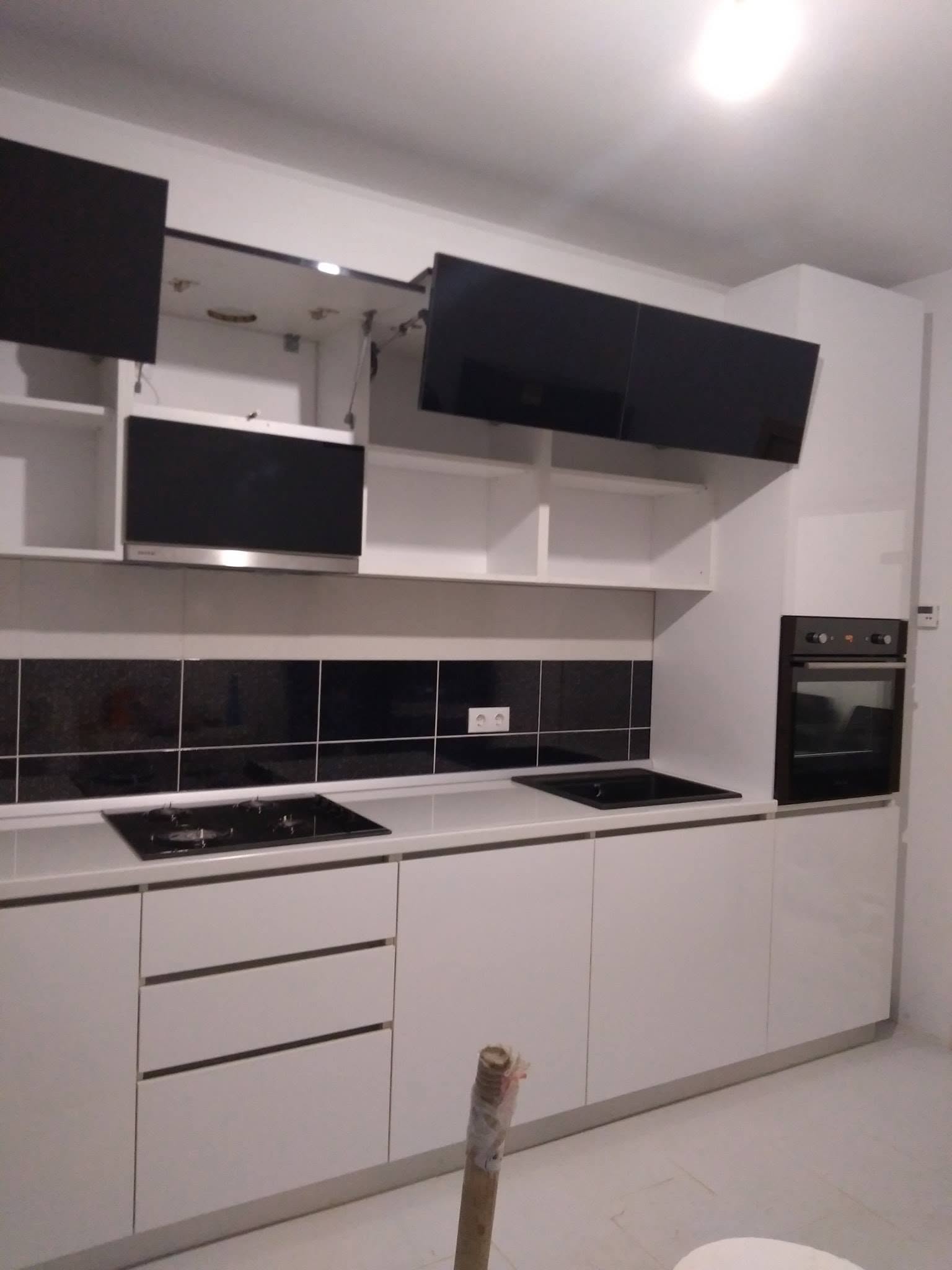 Detaliu al compartimentării corpurilor suspendate. Lucrare Mobi Design în Sibiu.