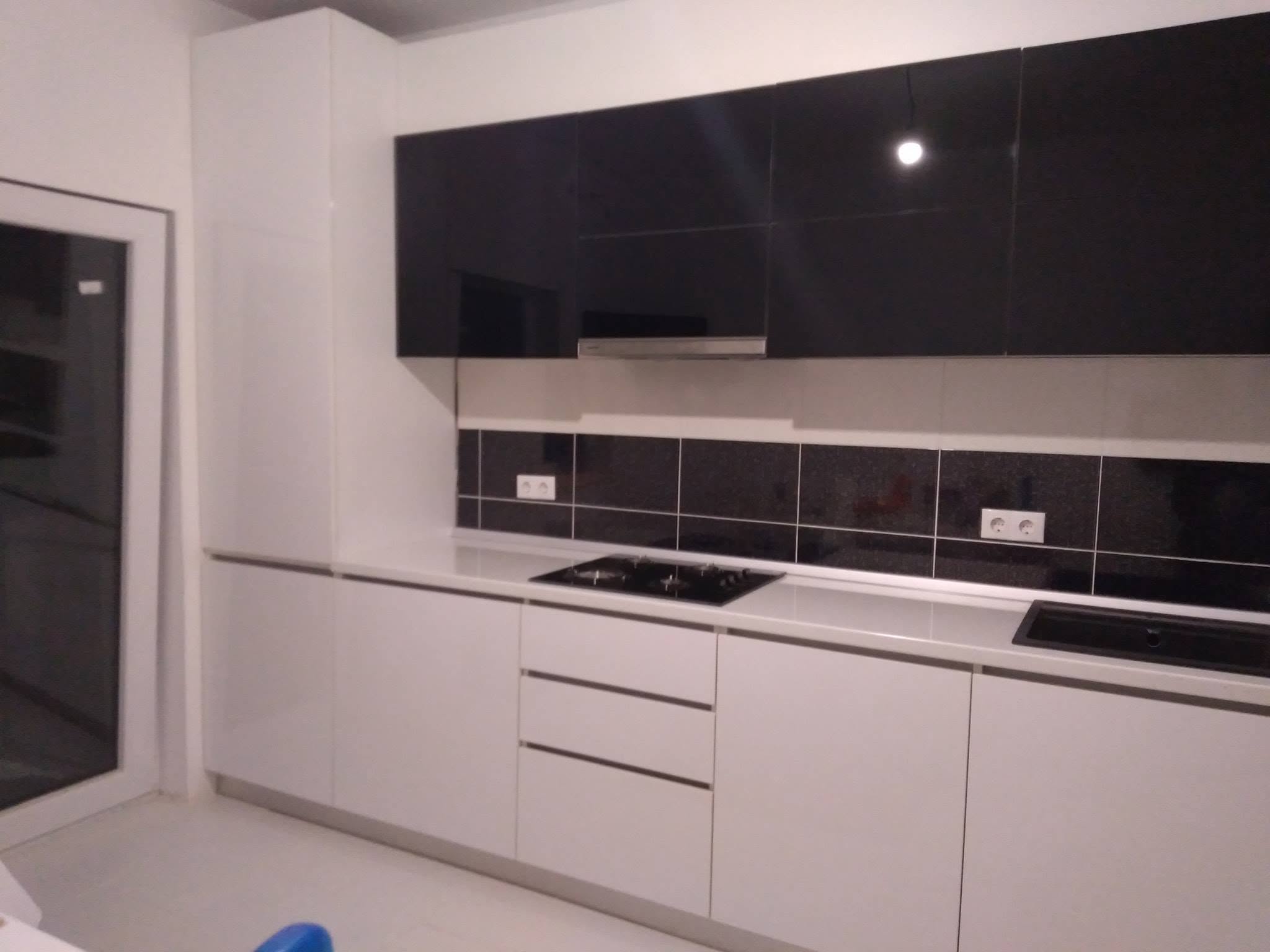 Corpurile negre lucioase și chiuveta încorporată. Lucrare Mobi Design în Sibiu.