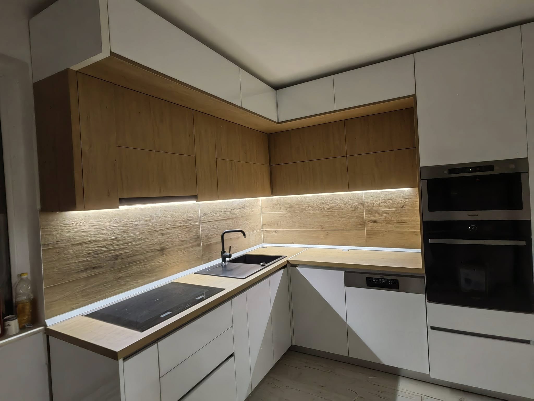 Zona chiuvetei și iluminarea continuă a blatului. Lucrare Mobi Design în Râmnicu Vâlcea.