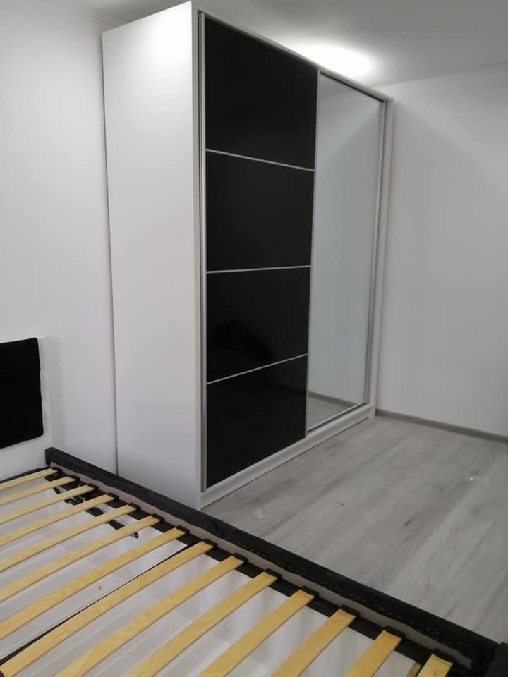 Dressingul montat lângă patul realizat la comandă. Lucrare Mobi Design în Râmnicu Vâlcea.
