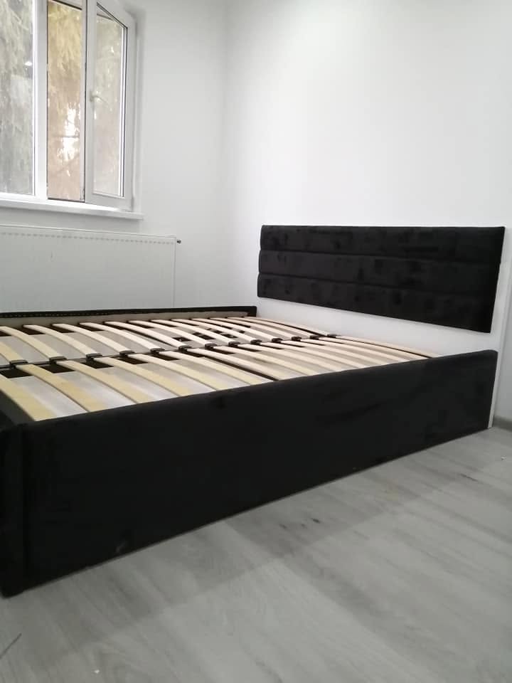 Patul văzut din lateral, cu spațiul de circulație păstrat. Lucrare Mobi Design în Râmnicu Vâlcea.